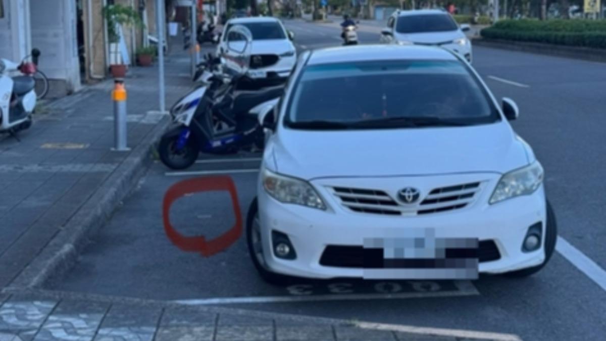 宜蘭有車輛只停車格一半。(圖/翻攝 Threads@beadba)