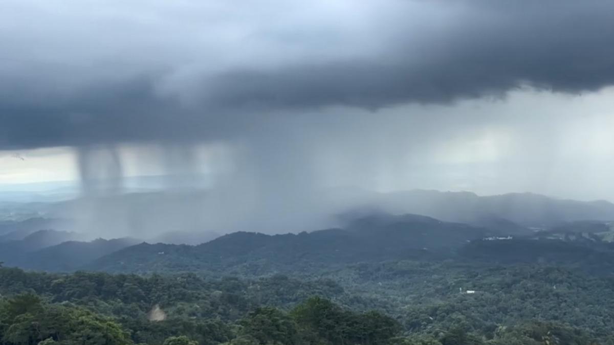 台中雨瀑美景，民眾笑稱像老天爺開水龍頭。(圖／翻攝FB地震氣震)
