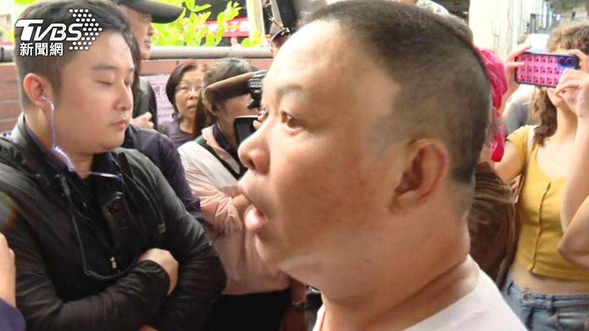 在地居民與警方爆衝突。(圖/TVBS)