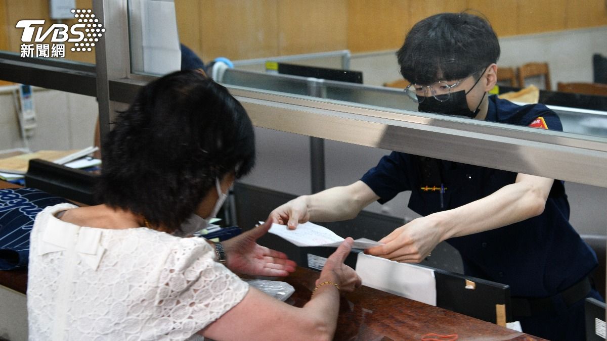 陳佩琪法警室辦理柯文哲交保程序。(圖/胡瑞麒攝)