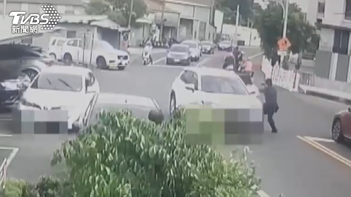 員警上前要制止,結果他立刻跳上車就要跑,甚至要衝撞員警,員警立刻拔槍朝輪胎射擊(圖/TVBS)