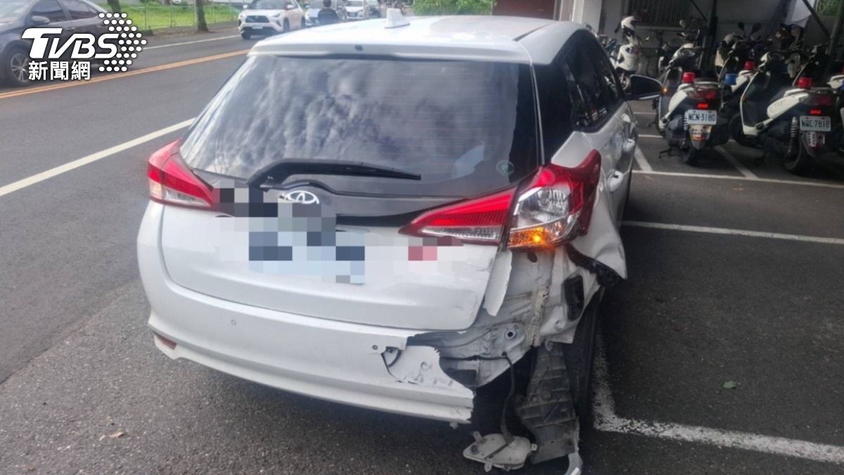 兩部白車糾紛,卻意外波及路旁一輛小轎車,車子後保險桿直接被撞凹,車主真的很雖(圖/TVBS)