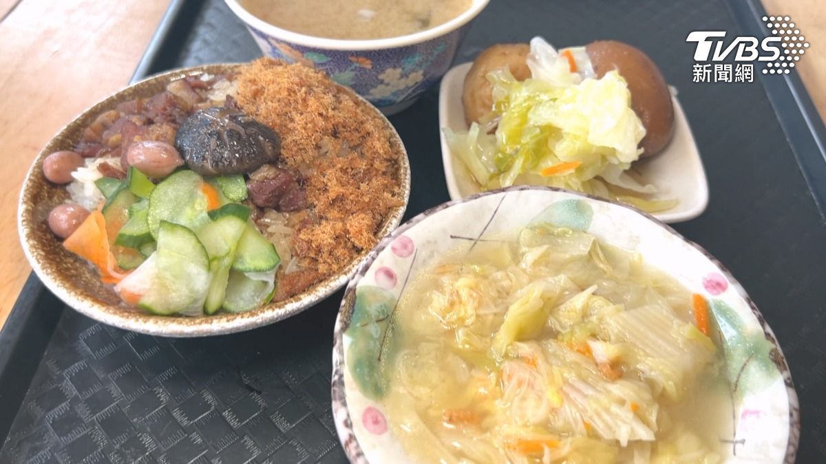 這間米糕店的招牌美食是熱騰騰的米糕，上面淋著肥瘦參半的肉燥，再鋪上手炒魚鬆，搭配醃黃瓜和花生。（圖／TVBS）
