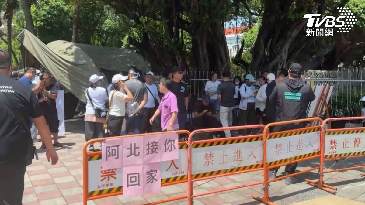 8日上午，民眾黨支持者在北院門口等待迎接柯文哲。(圖/TVBS)
