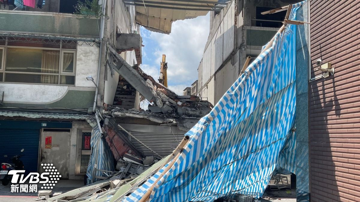 現場滿地水泥及石塊，鷹架則是倒在路中間。（圖／TVBS）