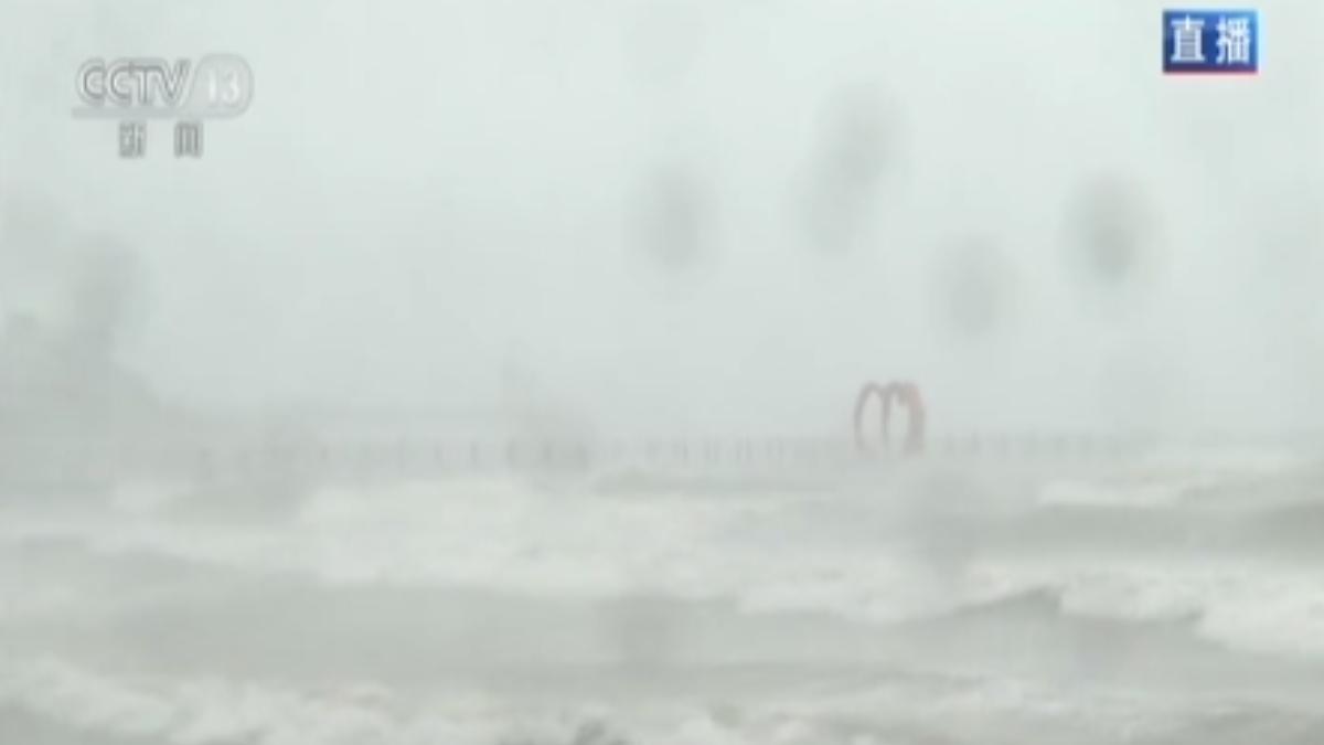塔巴颱風帶來強風豪雨,廣東沿海的海水浴場有大浪出現,2米高的堤防也幾乎快看不見了。(圖/大陸央視)