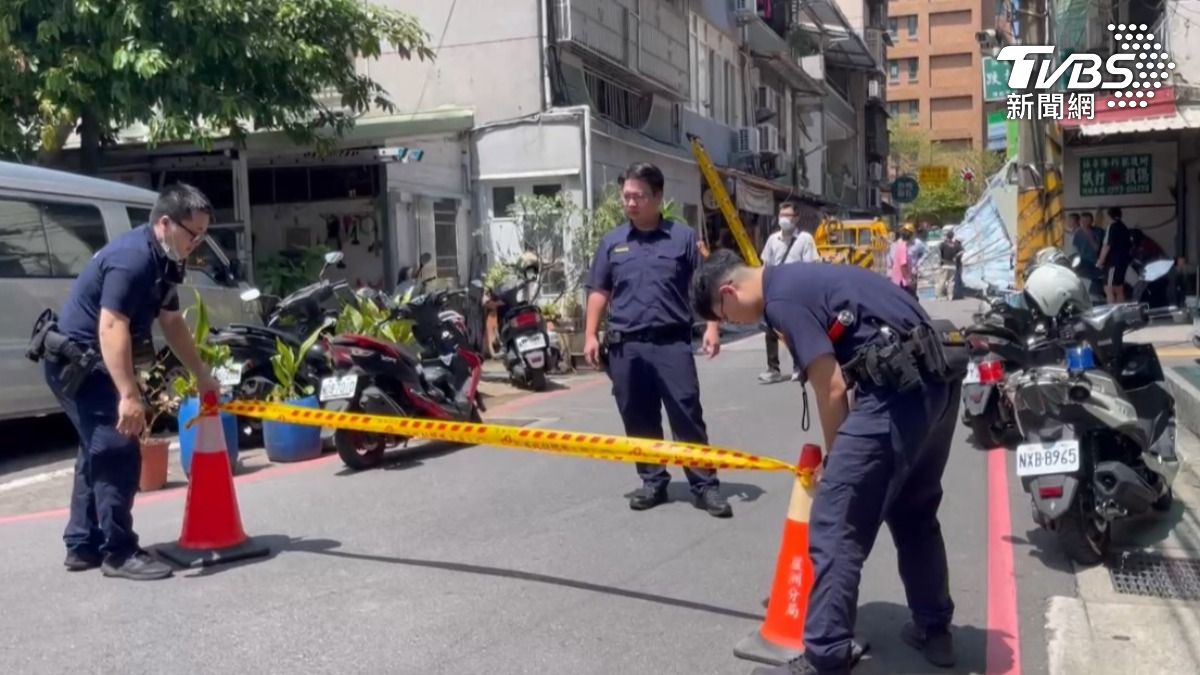 警方到場拉起封鎖線。（圖／TVBS）