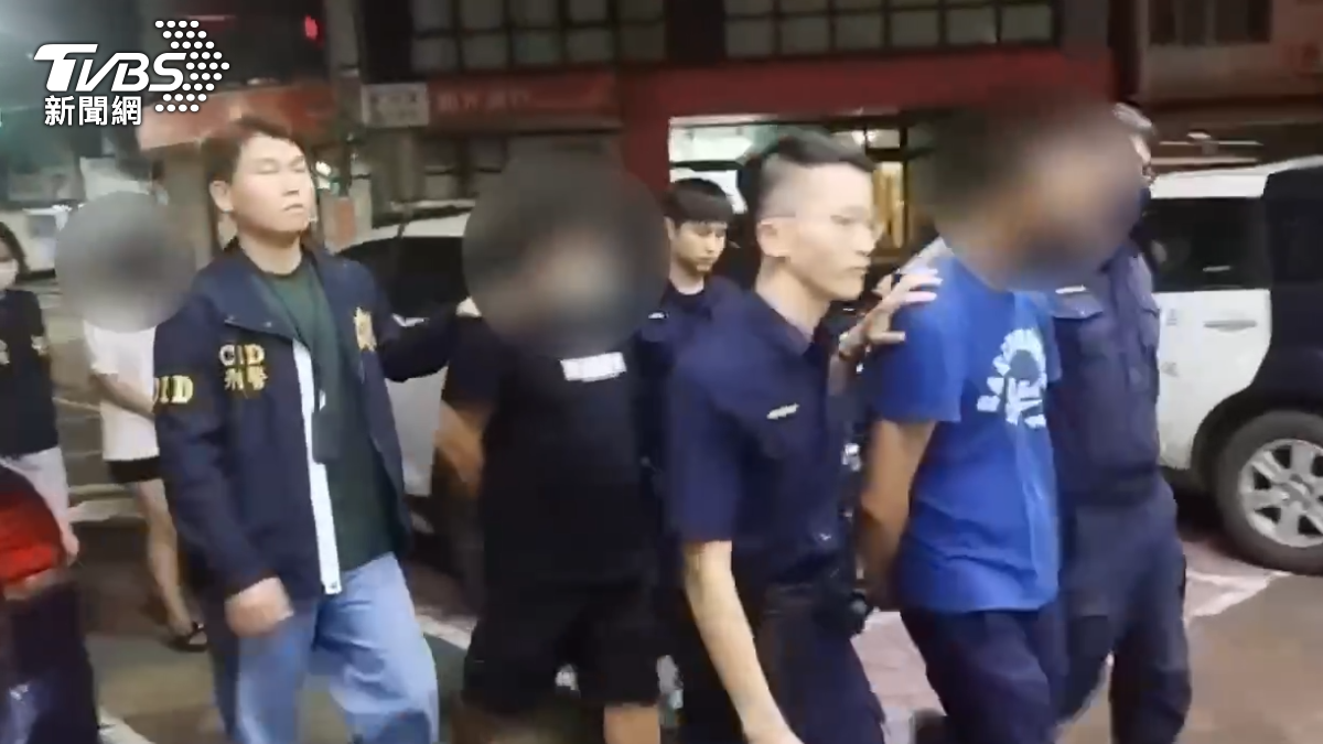 警方在鼓山區逮捕到兩男一女三人，他們都是被害人前女友的友人，通通被依加重妨礙公務，恐嚇及妨礙自由等罪移送偵辦（圖／TVBS）