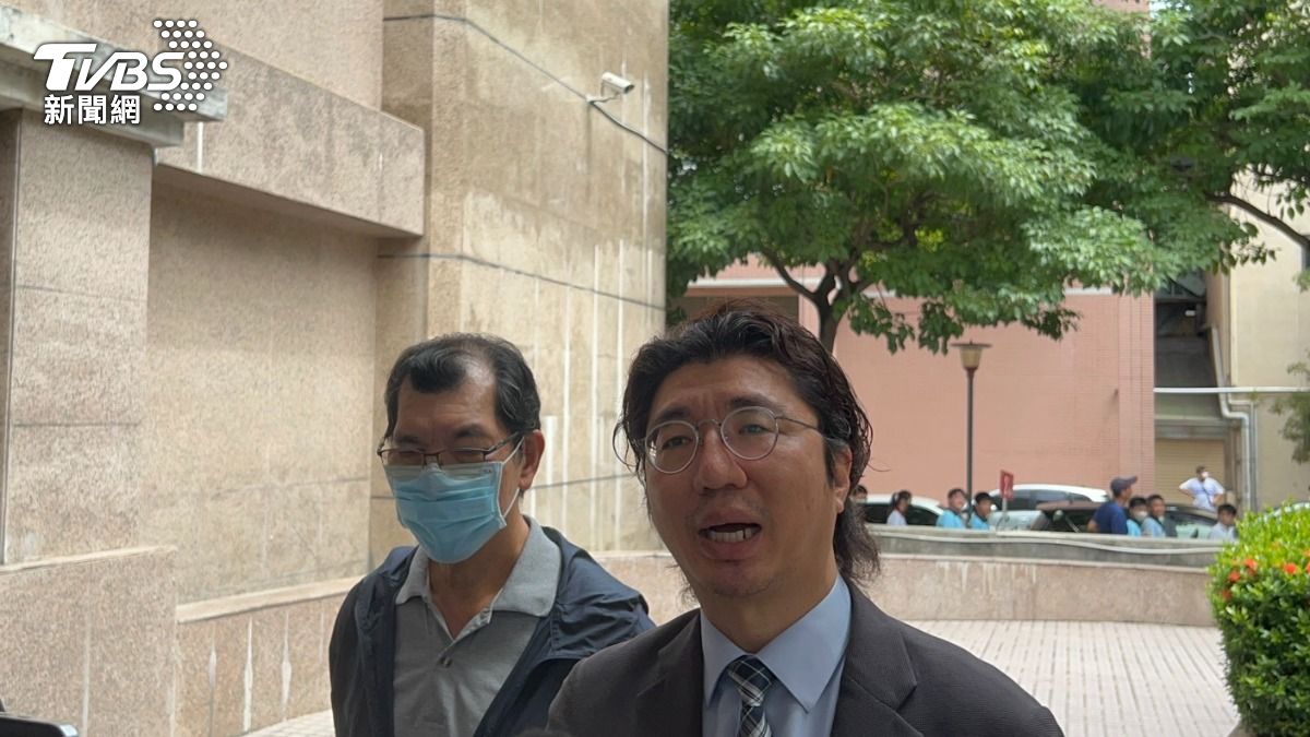肇事的施男(左)、辯護律師周仲鼎(右)表示,與巨業公司一起提出至少350萬和解。(圖/林冠丞攝)