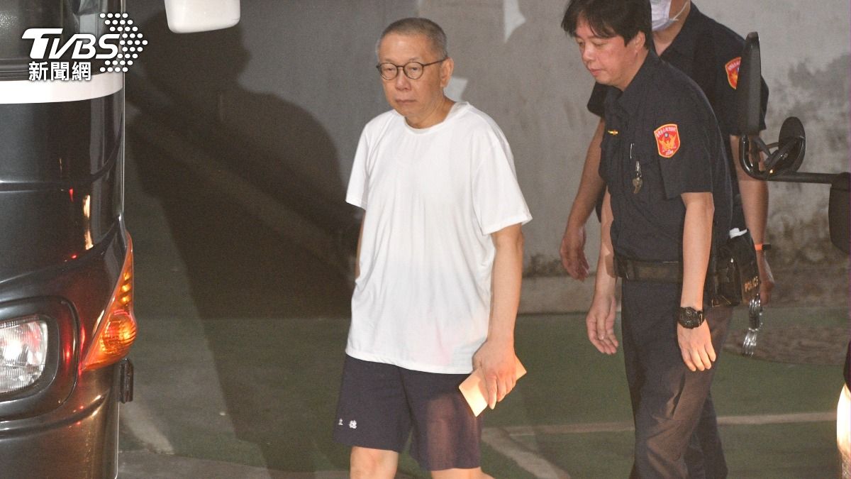 快訊/柯文哲抵達北院!「白上衣+藍短褲」裝電子腳鐐後返新竹