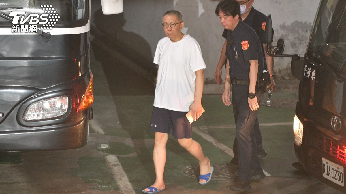 前民眾黨主席柯文哲抵達法院,手上拿信封袋。(圖/胡瑞麒攝)