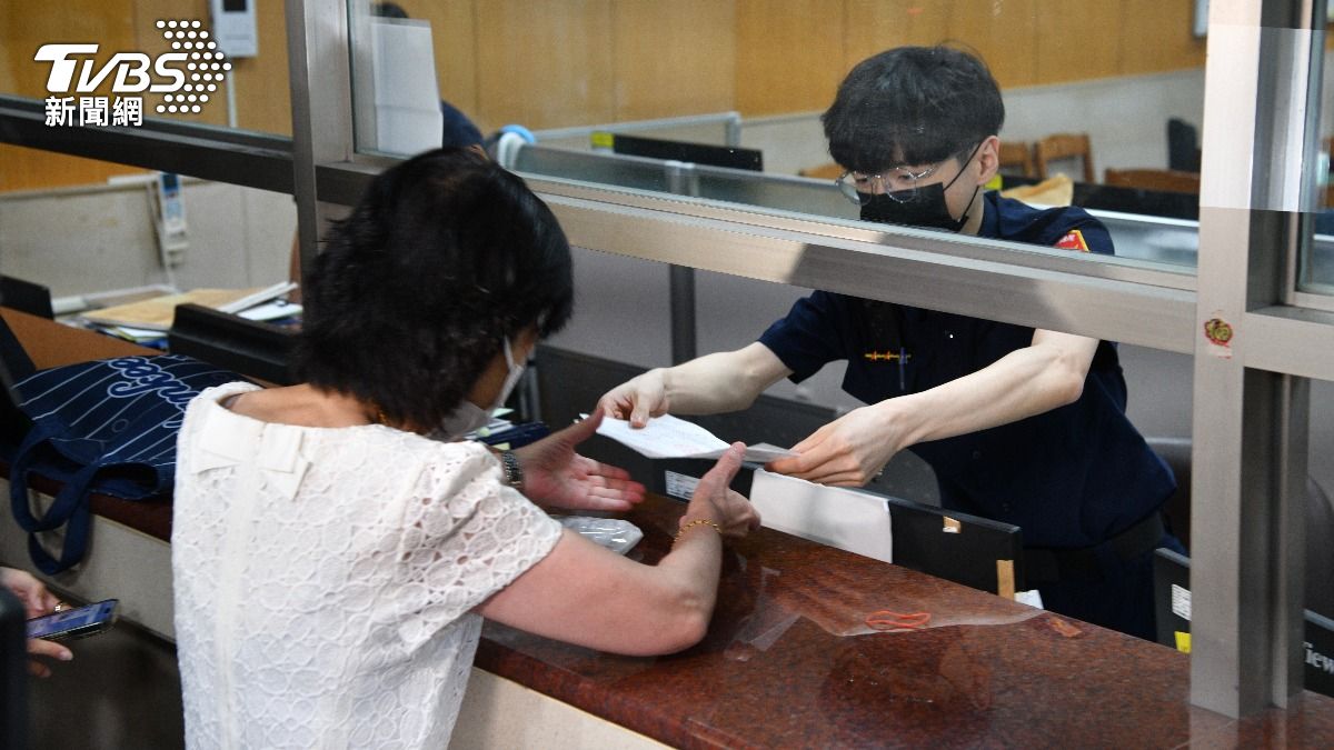 陳佩琪法警室辦理柯文哲交保程序。(圖/胡瑞麒攝)