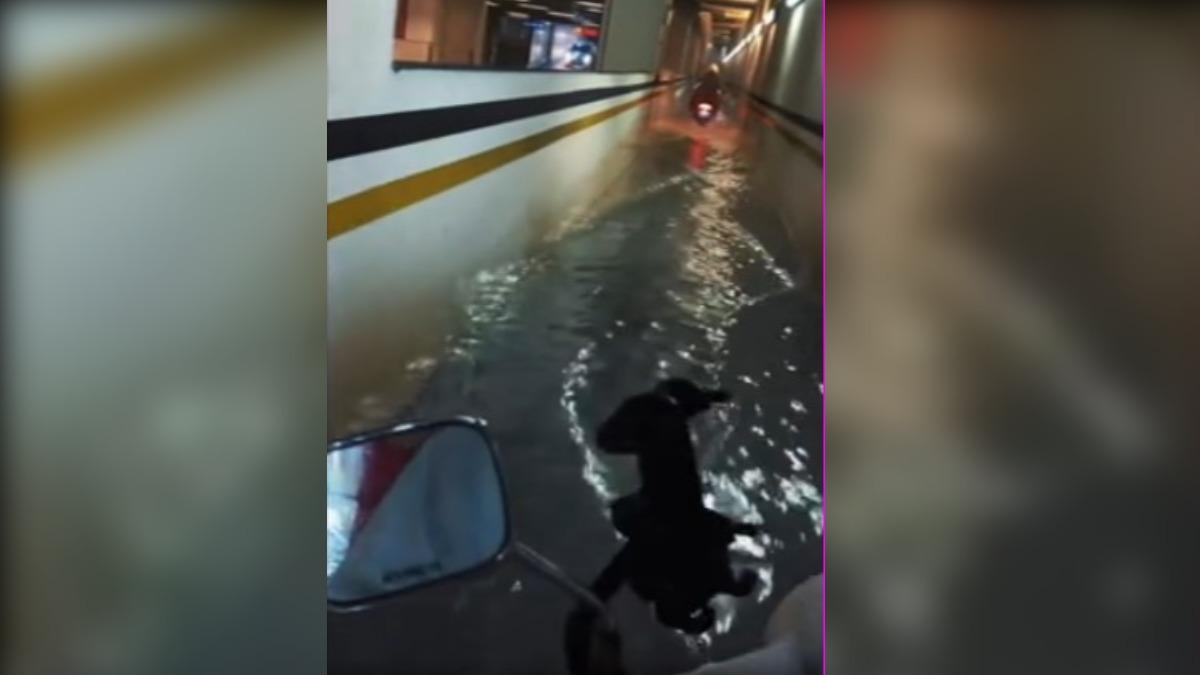 北市7日午後大雨,信義百貨的車道積淹水,民眾驚呼「好噁」。(圖/bingxue___提供)
