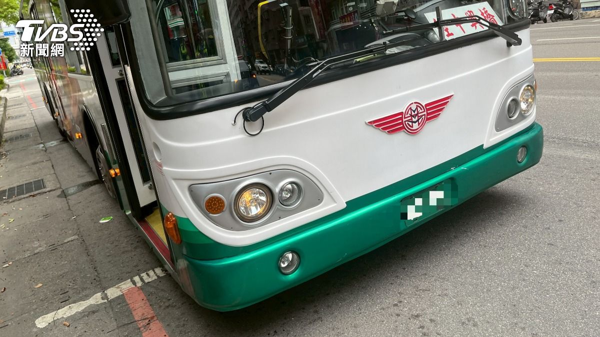 2名少年騎單車闖紅燈,其中1人被公車撞上。(圖/TVBS)
