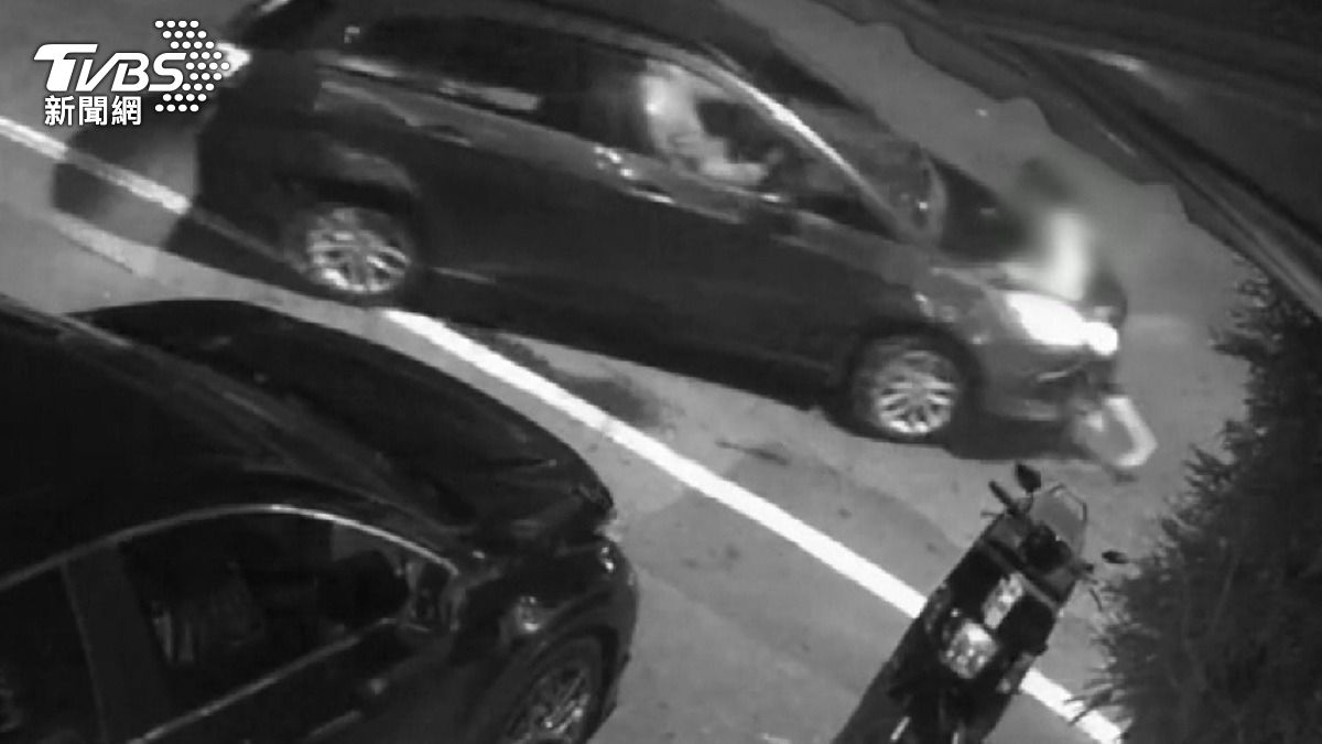 別走！女跳車趴引擎蓋阻男友離開　慘遭同車輾斃。(圖／TVBS)