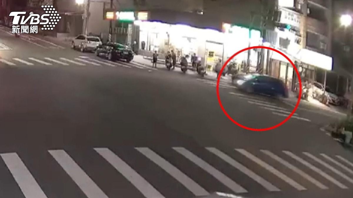 車子在路口轉彎時，女子仍趴在引擎蓋上。(圖／TVBS)