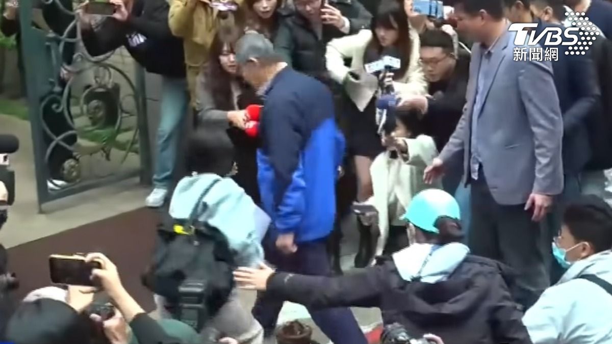 柯文哲去年用右腳跨火爐去霉運，柯柏成指男性應用左腳。（圖／TVBS資料畫面）