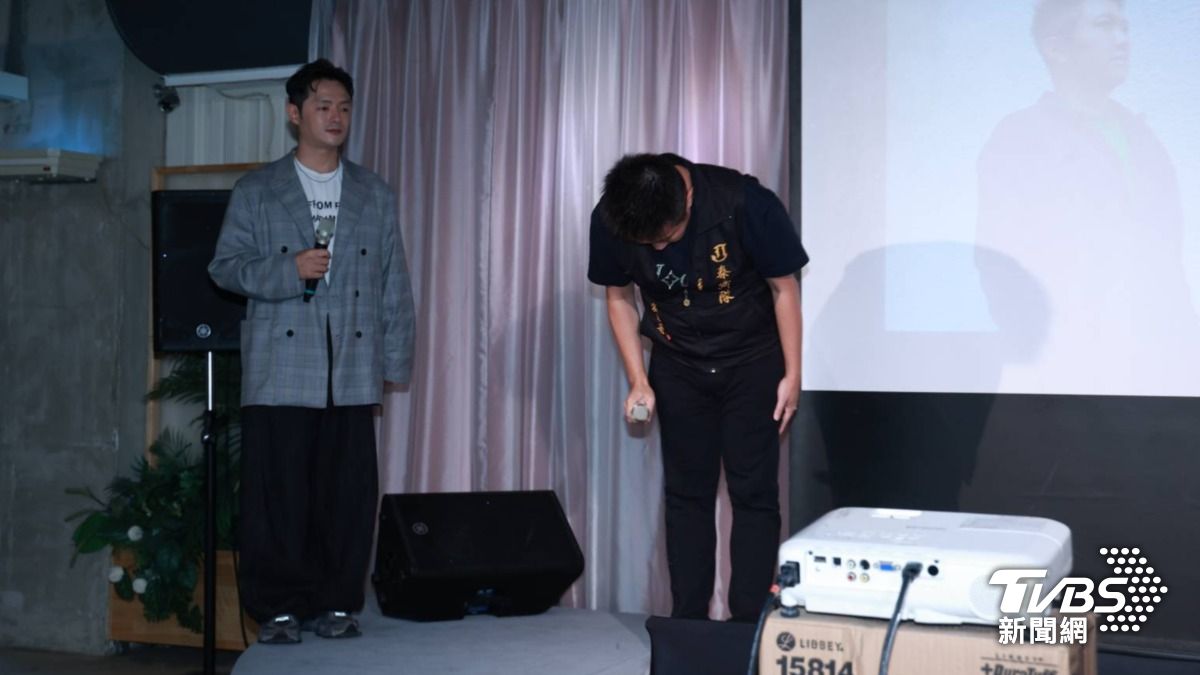 賓賓哥在記者會上鞠躬道歉。(圖/趙世平攝)