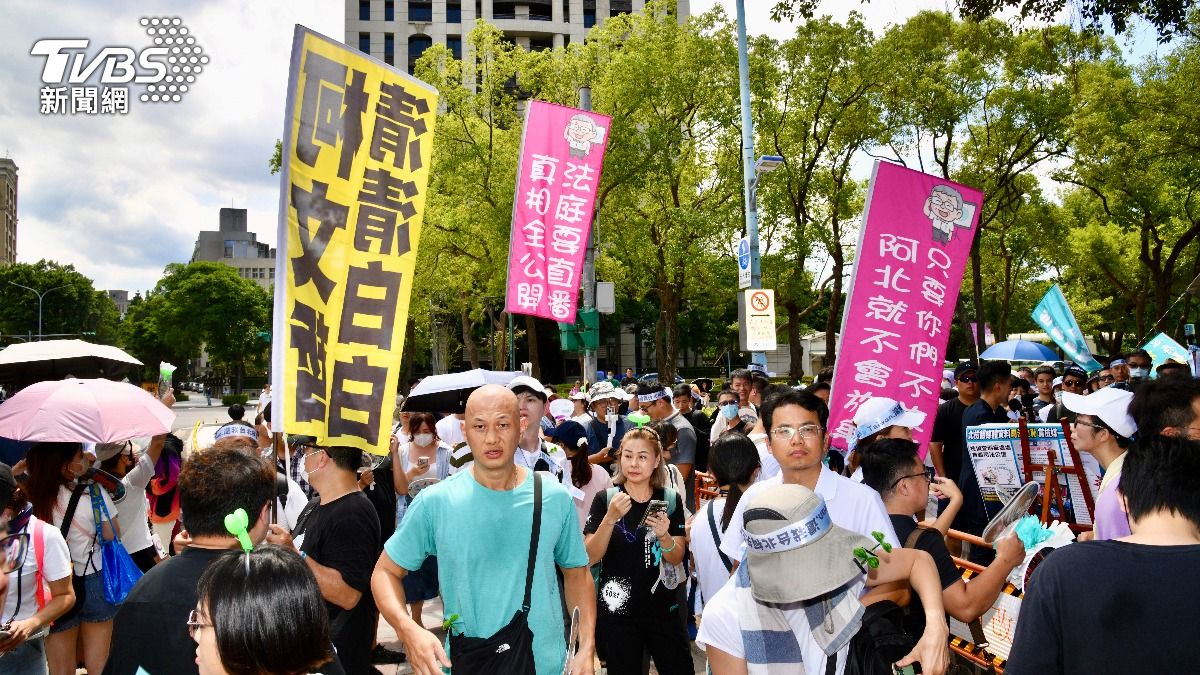 小草們在北院外集結。(圖/胡瑞麒攝)