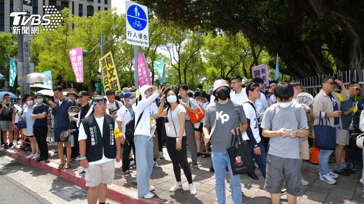 小草們在北檢外聲援柯。(圖/胡瑞麒攝)