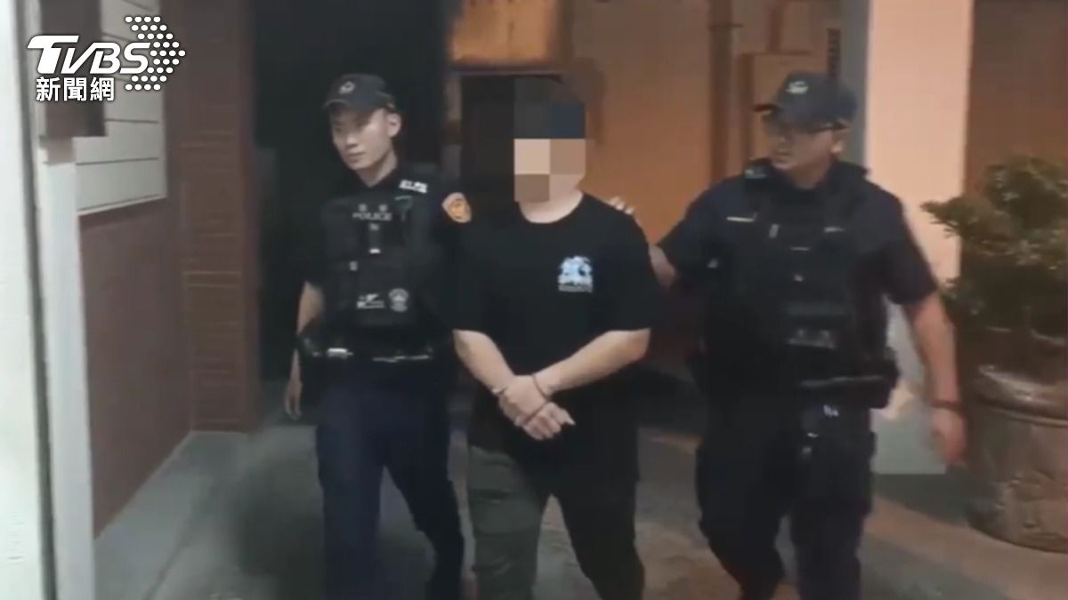 飆車男子遭警方逮捕歸案。（圖／TVBS）