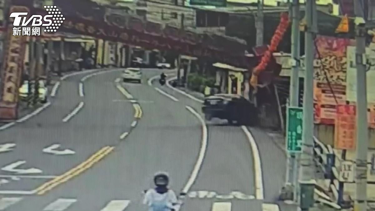 18年辦1次就被撞！外籍男開車撞塌「普度牌樓」。(圖／TVBS)
