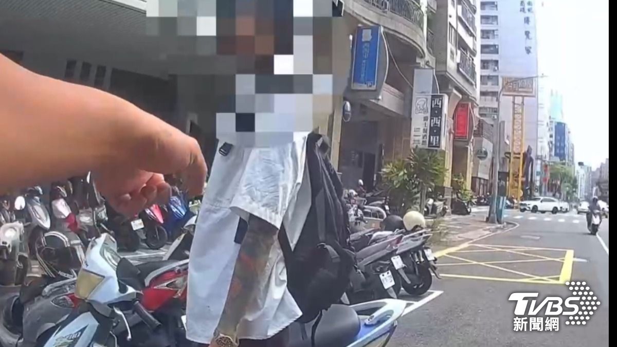 路過員警勸阻「勿挪動他人車輛」。(圖/TVBS)