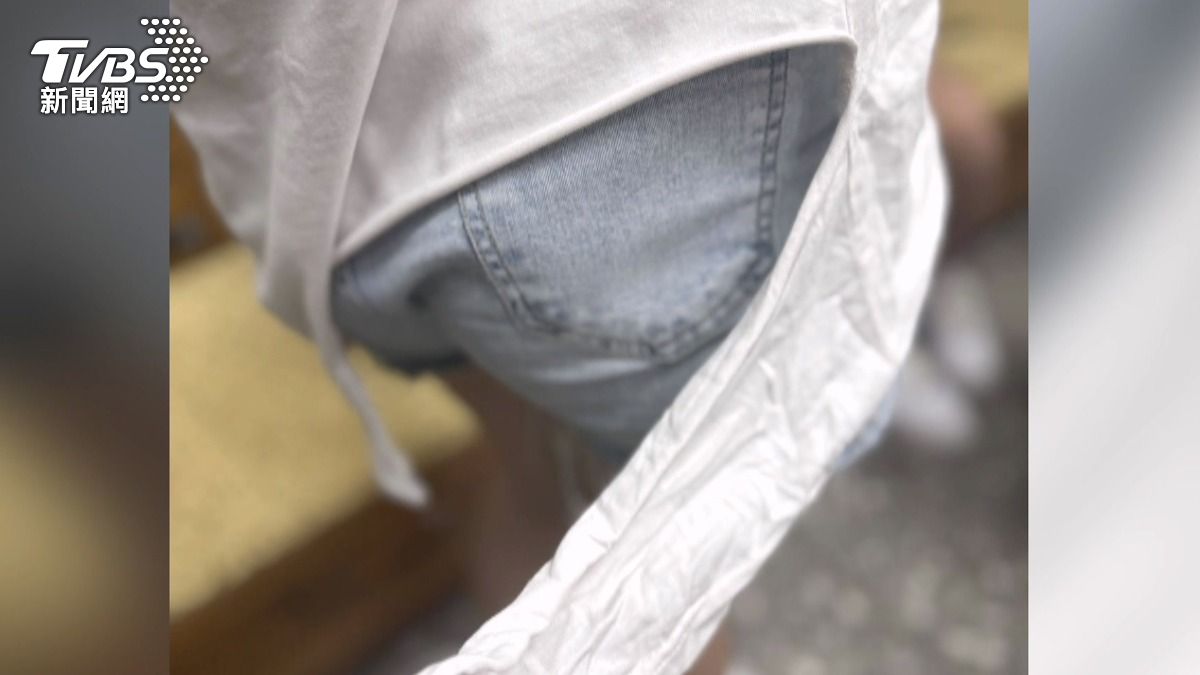 女高中生膝蓋有多處擦挫傷，衣服也被扯破。(圖／當事人提供)