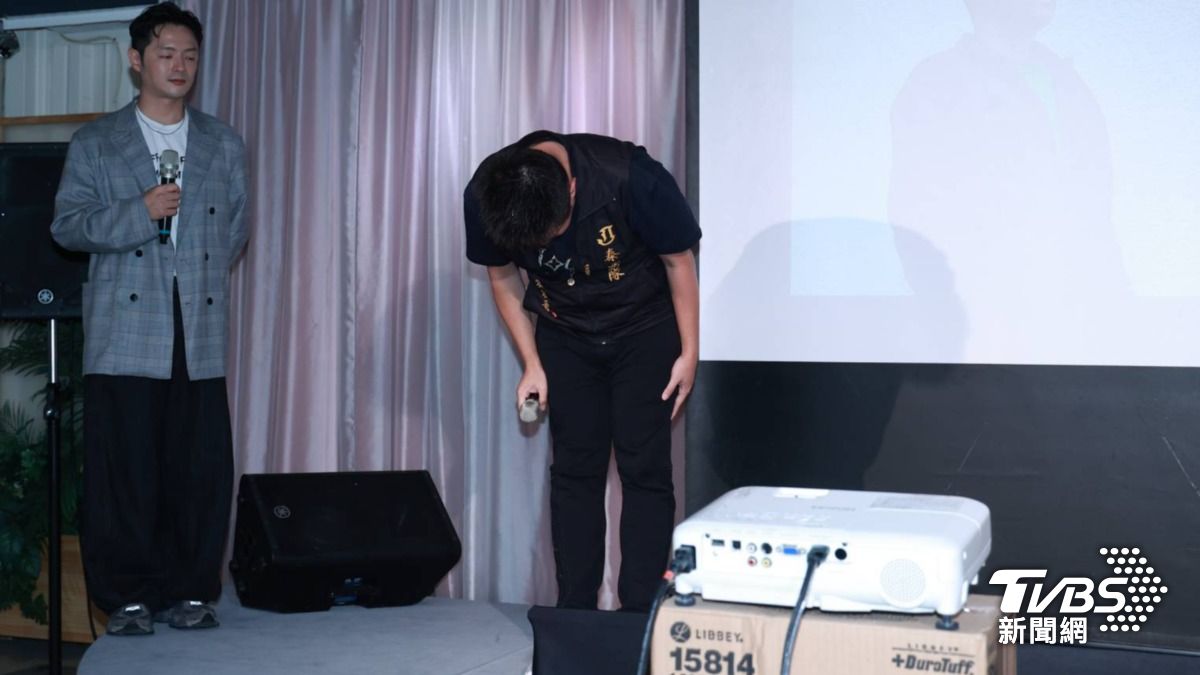 賓賓哥為近來紛爭鞠躬道歉。（圖／趙世平攝）