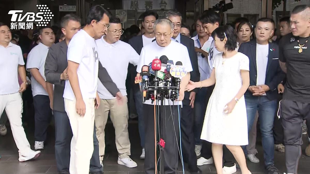 柯文哲稍早在北院外發表談話。（圖／胡瑞麒攝）