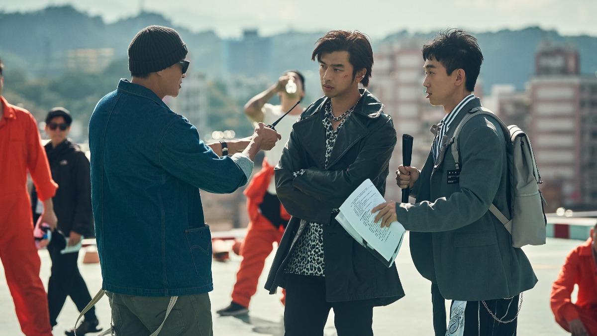 《不如海邊吹吹風》由何潤東(左一)執導,陳柏霖(中)主演。(圖/八大提供)