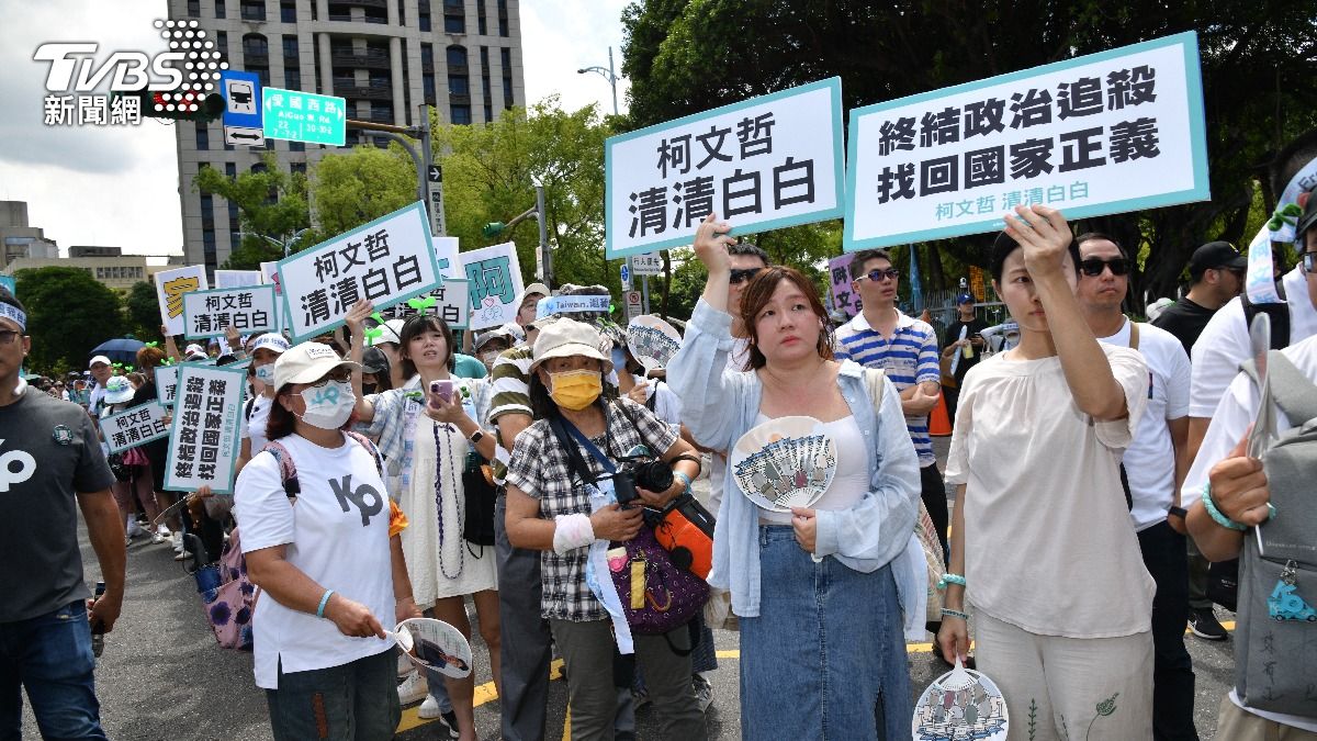 戶外集結的小草們不斷推擠，搶拍柯文哲。（圖／TVBS）