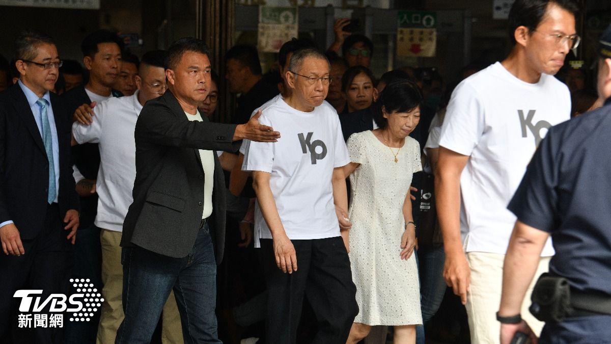 前民眾黨主席柯文哲、妻陳佩琪挽著手。（圖／胡瑞麒攝）