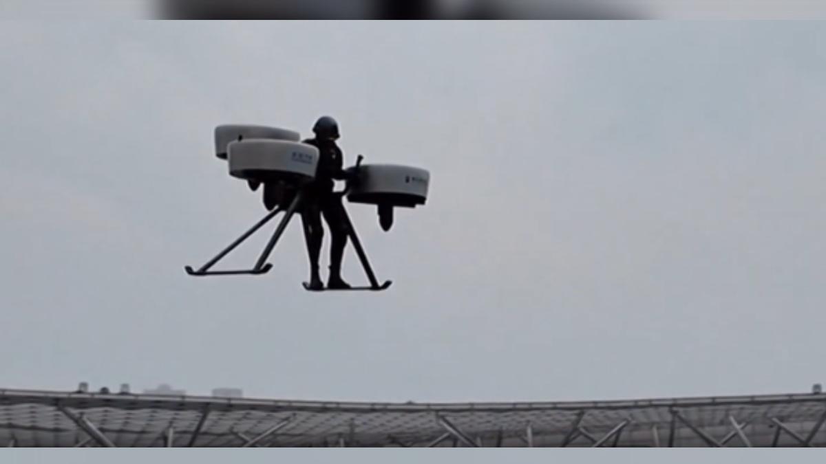 飛行背包載重最多100公斤，可在1000公尺下的低空飛行十幾公里。（圖／CCTV+）