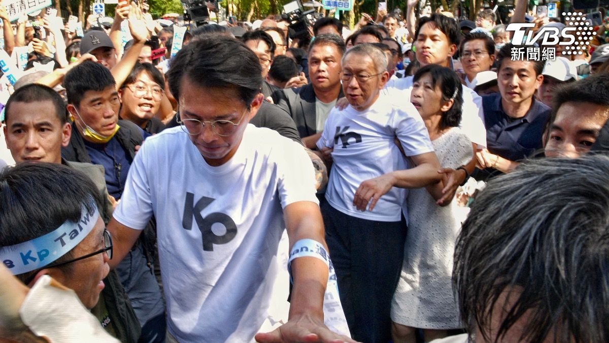 民眾黨主席黃國昌在柯文哲夫妻前方開道。(圖/TVBS)