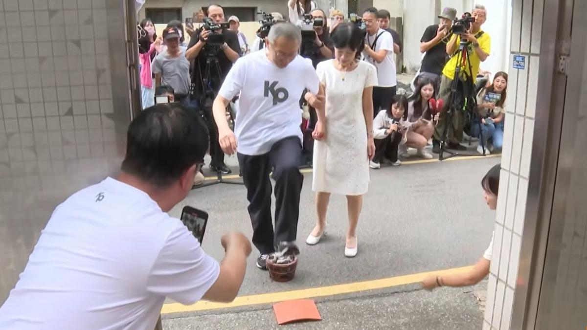 快訊/柯文哲回家了!左腳過火爐進門 小草狂喊「清清白白」