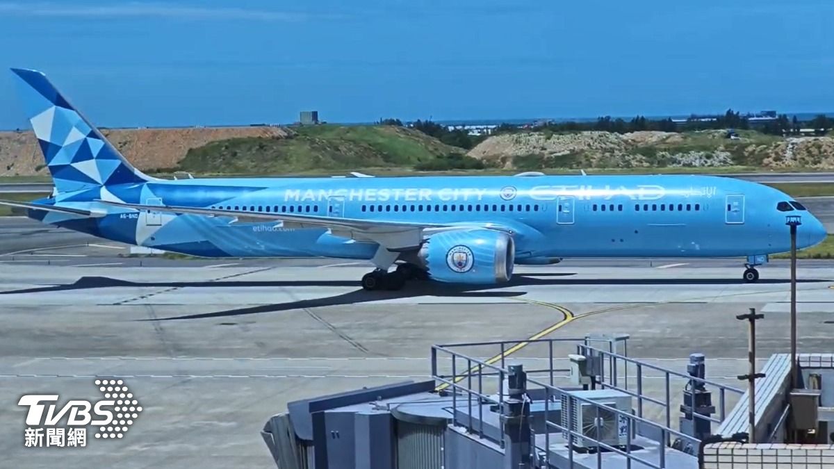 中東第二家,阿提哈德首航台灣,航空迷搶拍。(圖/TVBS)