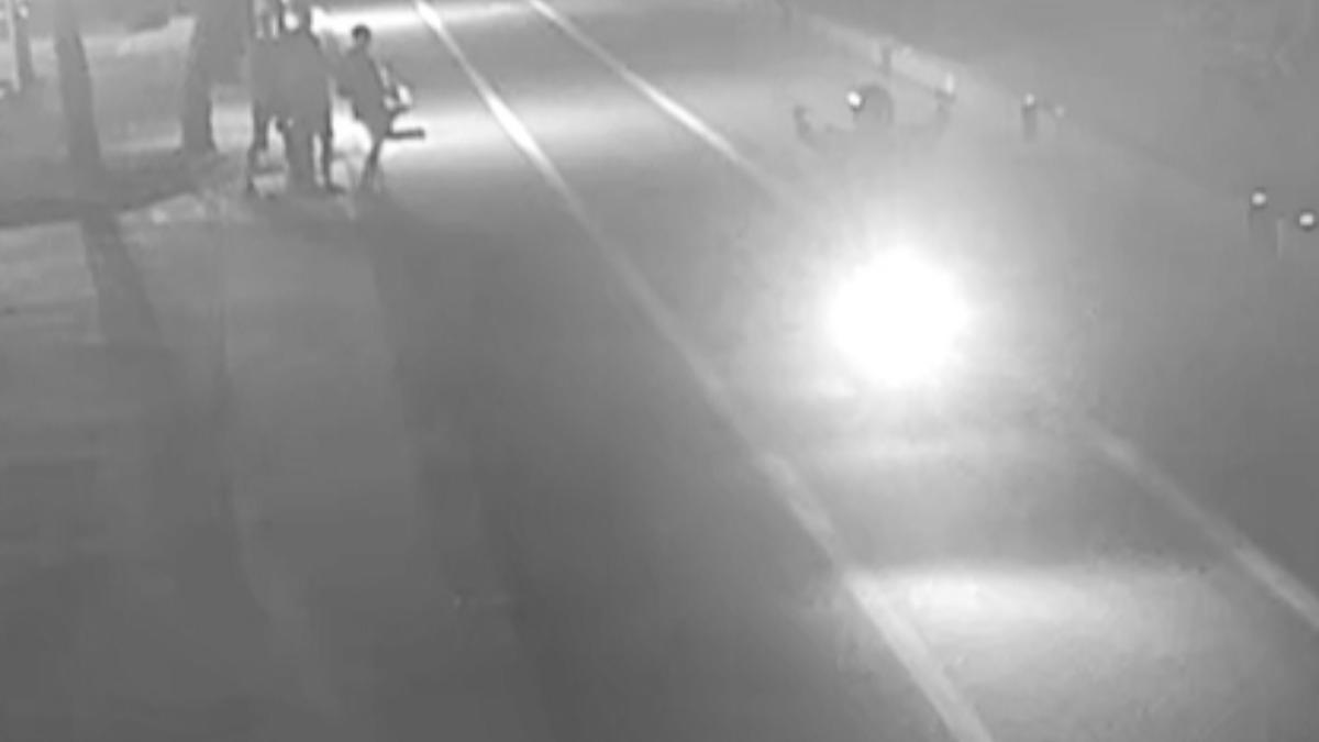 自行車道「特技」飆機車。（圖／警方提供）