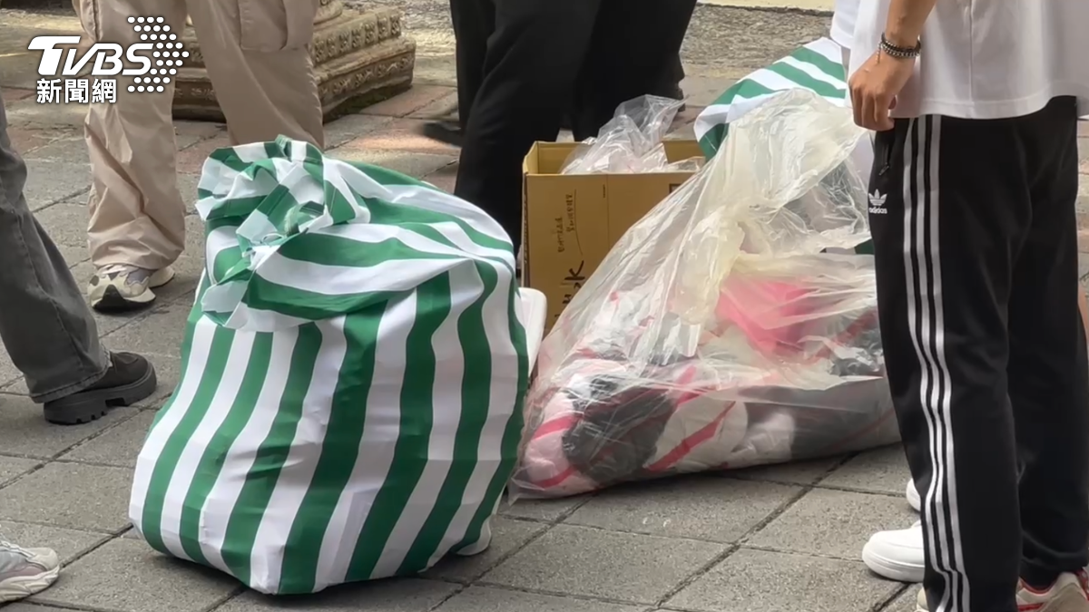 柯文哲看守所內私人物品曝光 兩個大帆布袋內全都是書