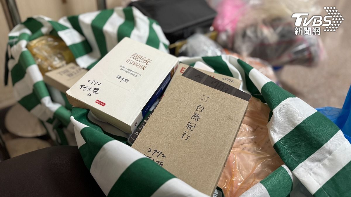 綠色條紋帶內都是書籍。（圖／TVBS）