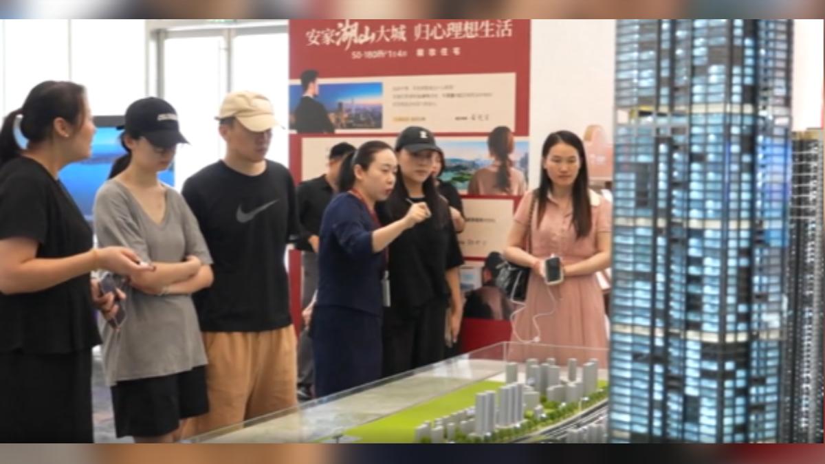 深圳宣布解除部分地區限購令之後,新屋展售中心周末開始湧現人潮,成交量和帶看預約案量也明顯增加。(圖/CCTV+)