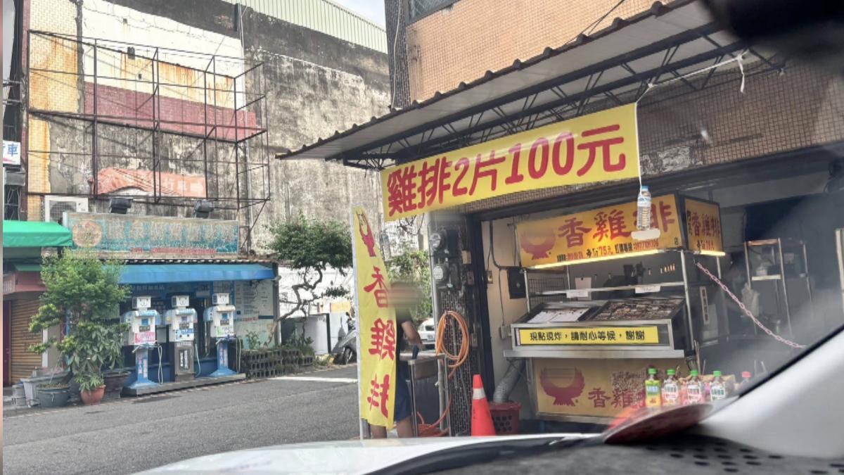 台南一雞排店掛出「2片100元」促銷布條卻未實施，引發消費爭議。（圖／翻攝臉書＠台南大小事）