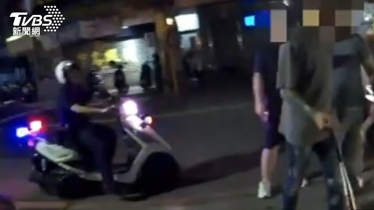 蘆洲廟前持鋁棒叫囂又搖鈴招魂,3男被逮稱是拍美食節目。(圖/TVBS)