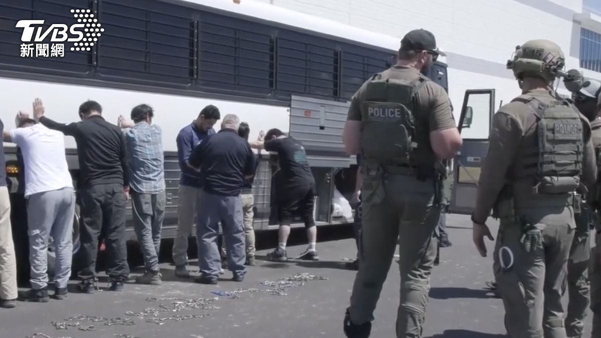 南韓現代汽車與LG位於美國喬治亞州工廠遭ICE突襲，300多名韓籍人士遭逮，南韓政府介入斡旋，將派專機接回國。（圖／達志影像美聯社）