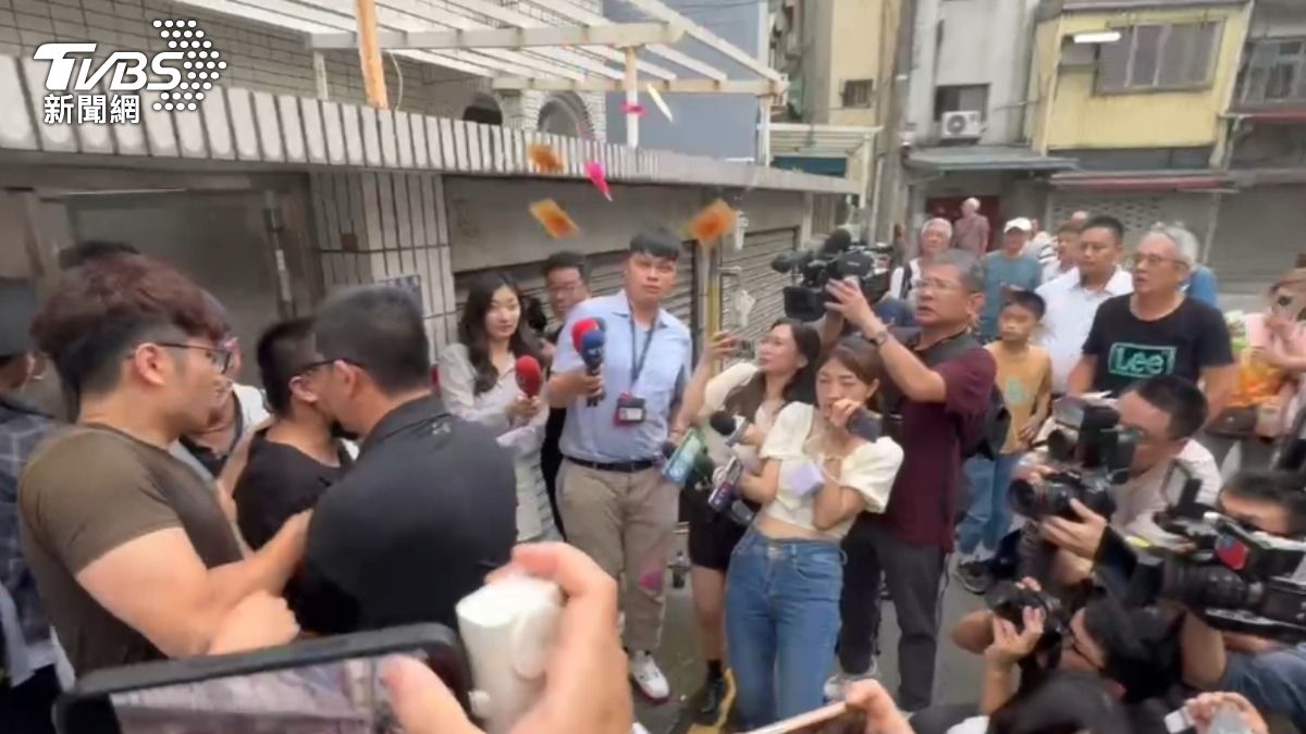 吃屎哥在柯家前撒冥紙。(圖/TVBS)