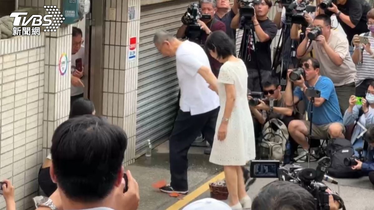 柯文哲牽著妻子陳佩琪回老家。(圖/TVBS)