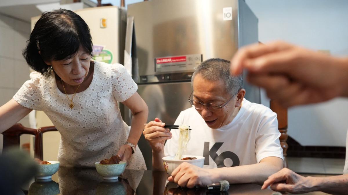 柯文哲返老家吃豬腳麵線去霉運。(圖/民眾黨提供)