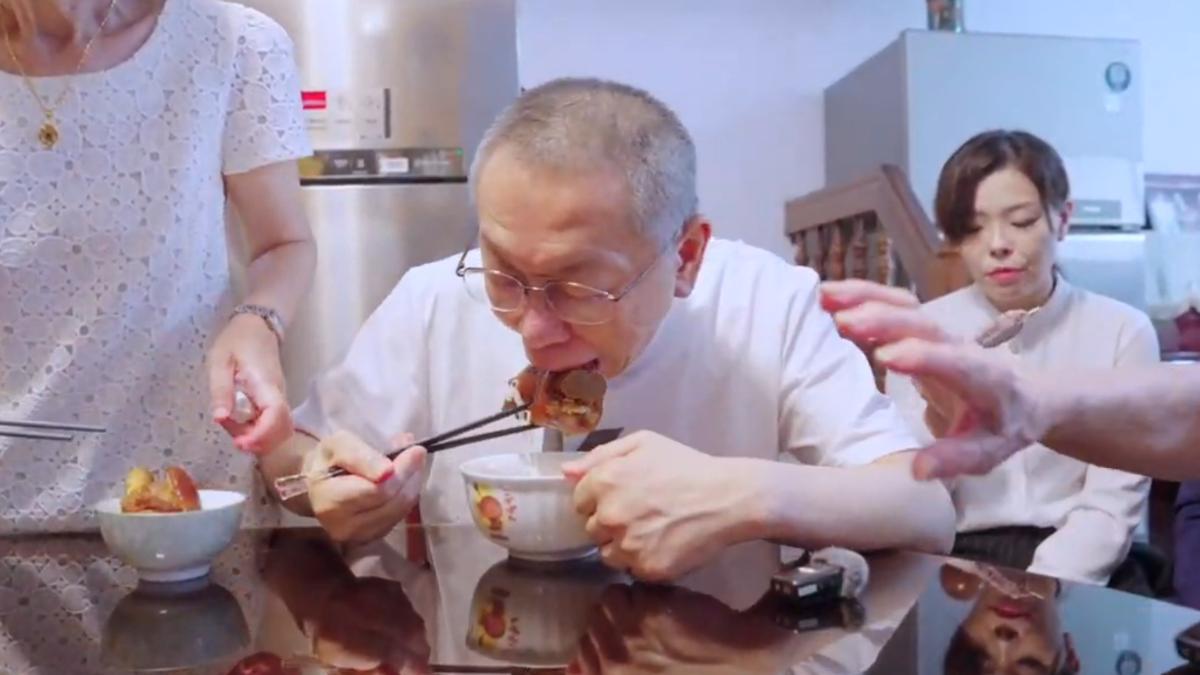 柯文哲返老家吃豬腳麵線去霉運。(圖/民眾黨提供)