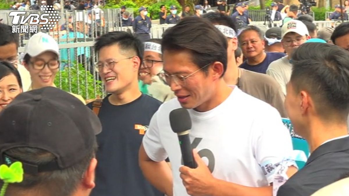 黃國昌幽默表示,自己和柯文哲的關係,當然沒有陳佩琪和柯文哲緊密。(圖/TVBS)