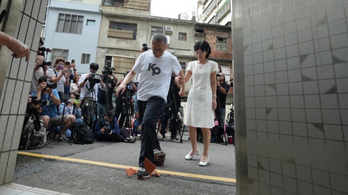 柯文哲返老家過火爐去霉運。(圖/民眾黨提供)